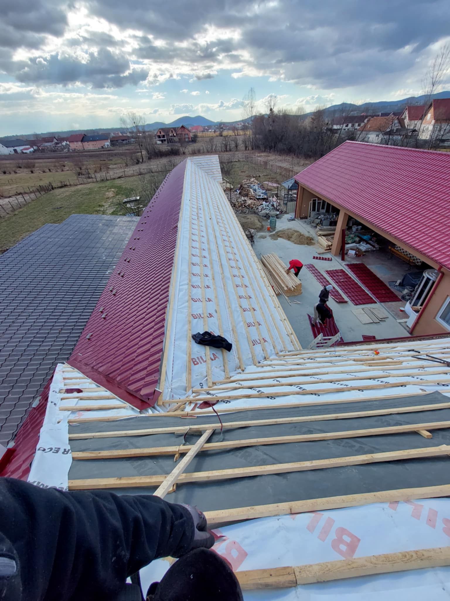 Acoperiș vechi deteriorat